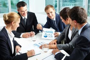 An employee shows a graph to his colleagues.